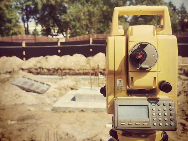 Tyczenie budynku / Tyczenie sieci